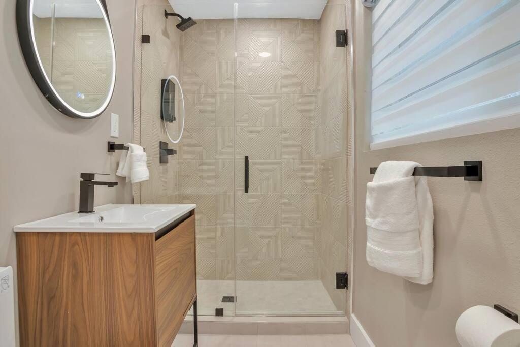 Stunning 2 Story Villa With Pool Форт Лодърдейл Екстериор снимка