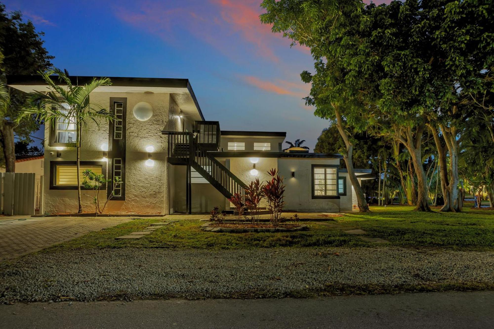 Stunning 2 Story Villa With Pool Форт Лодърдейл Екстериор снимка